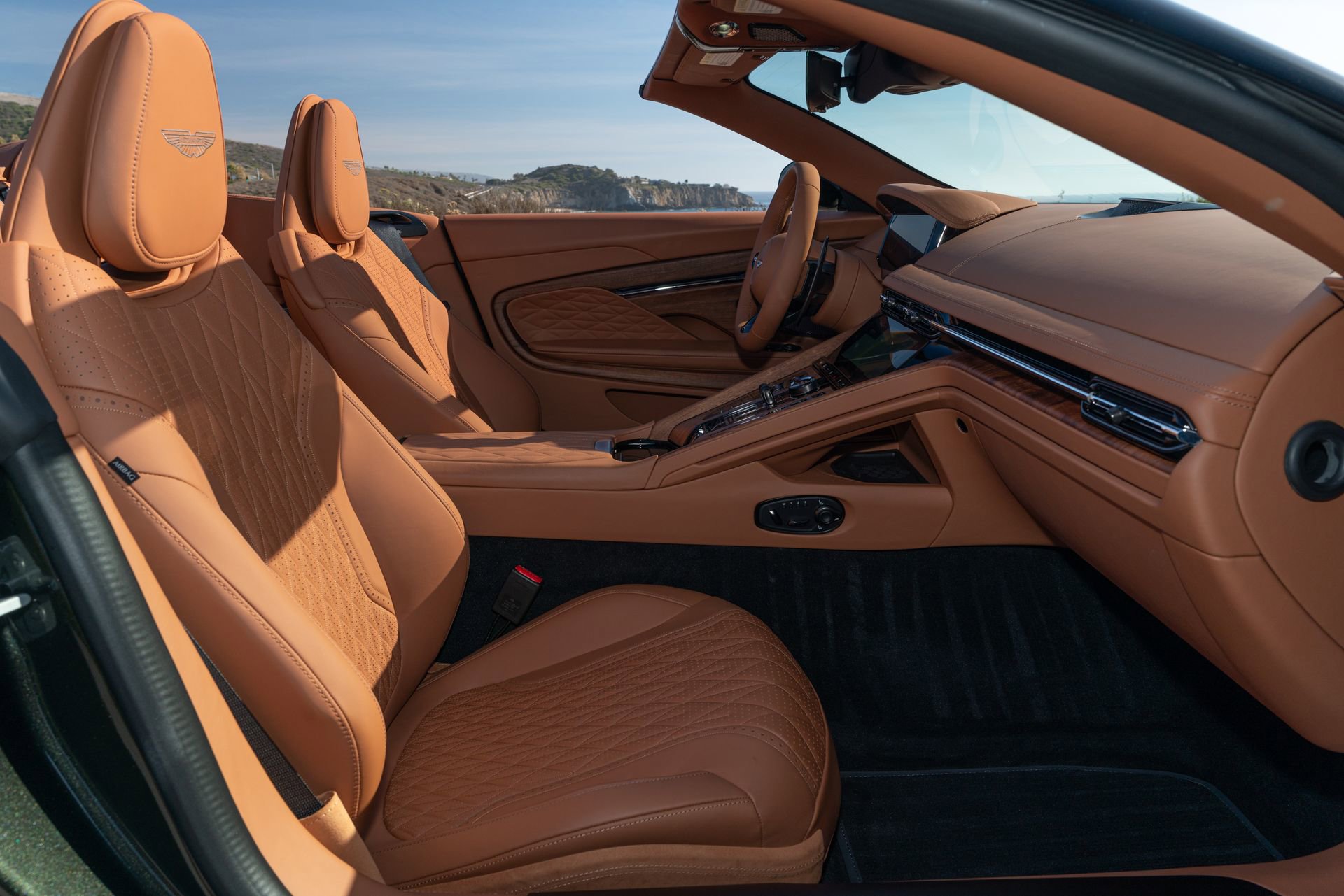 Used 2025 Aston Martin DB12 Convertible RWD image 18