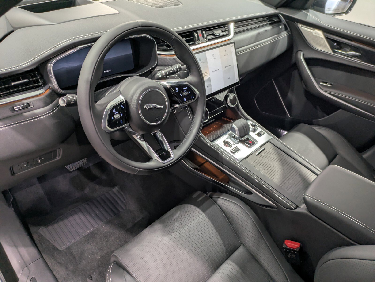 New 2026 Jaguar F-PACE R-Dynamic S image 7