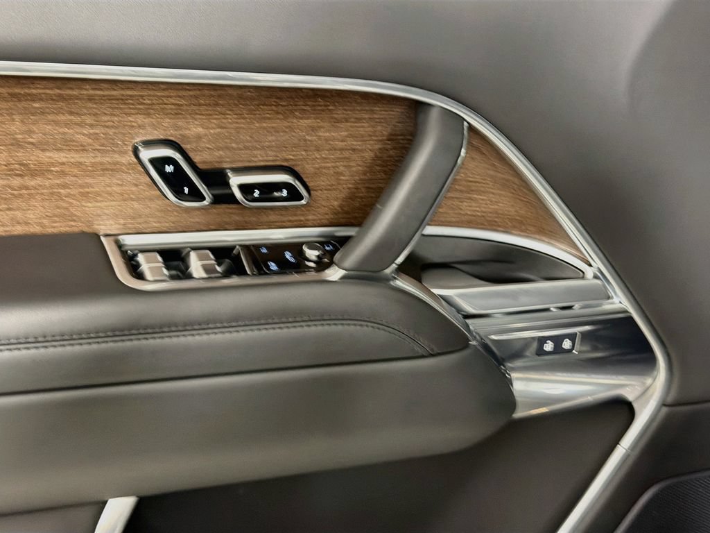Certified 2025 Land Rover Range Rover SE AWD/4WD image 18