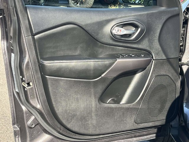 Used 2019 Jeep Cherokee Latitude Plus FWD image 14