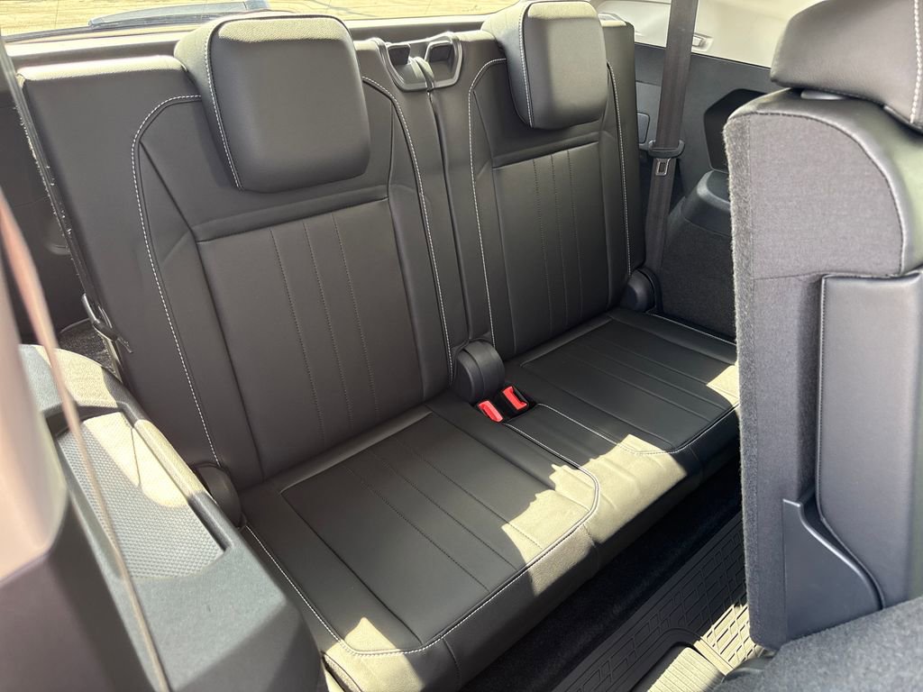 Used 2024 Volkswagen Tiguan SE w/ Panoramic Sunroof Package image 27