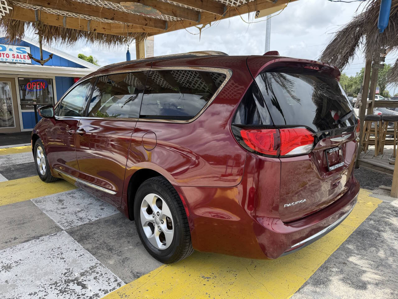 Used 2017 Chrysler Pacifica Touring-L Plus FWD image 6