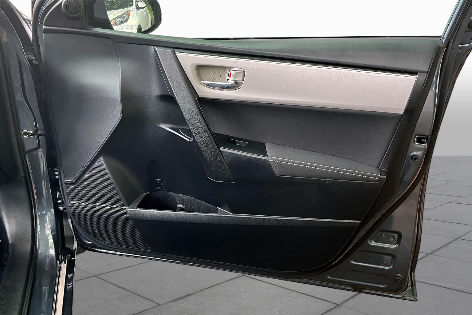 Used 2018 Toyota Corolla LE FWD image 22