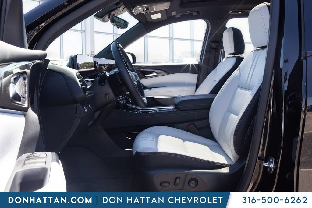 Used 2025 Chevrolet Traverse High Country w/ LPO, Floor Liner Package FWD image 3