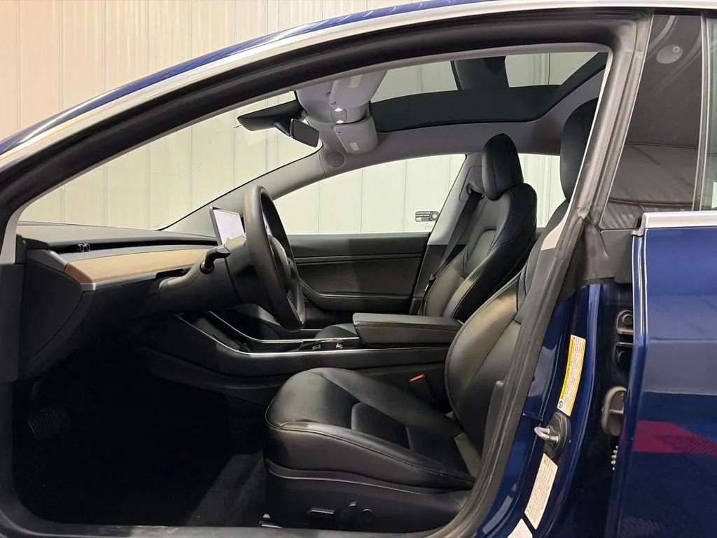Used 2020 Tesla Model 3 Standard Range RWD image 10