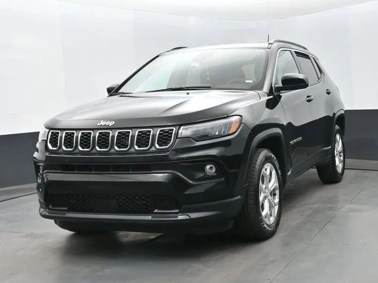 Used 2024 Jeep Compass Latitude AWD/4WD image 1