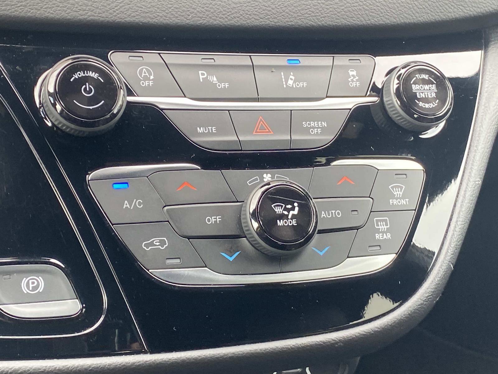 Certified 2025 Chrysler Pacifica Select FWD image 27