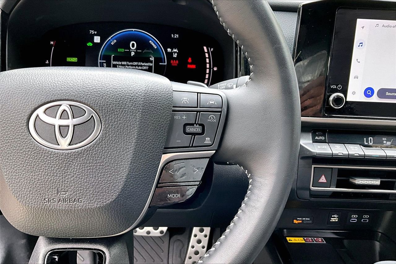 Used 2025 Toyota Camry SE FWD image 11