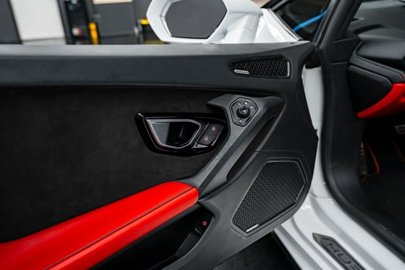 Used 2021 Lamborghini Huracan EVO RWD image 30