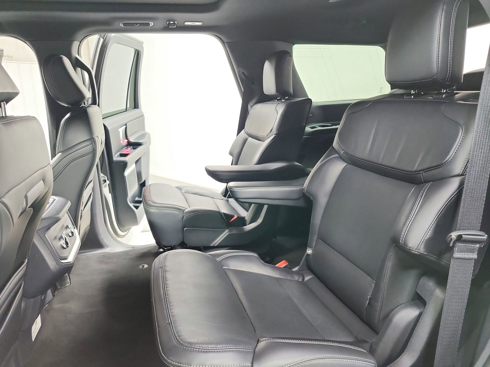 Used 2025 Ford Expedition Platinum w/ Stealth Appearance Package image 35