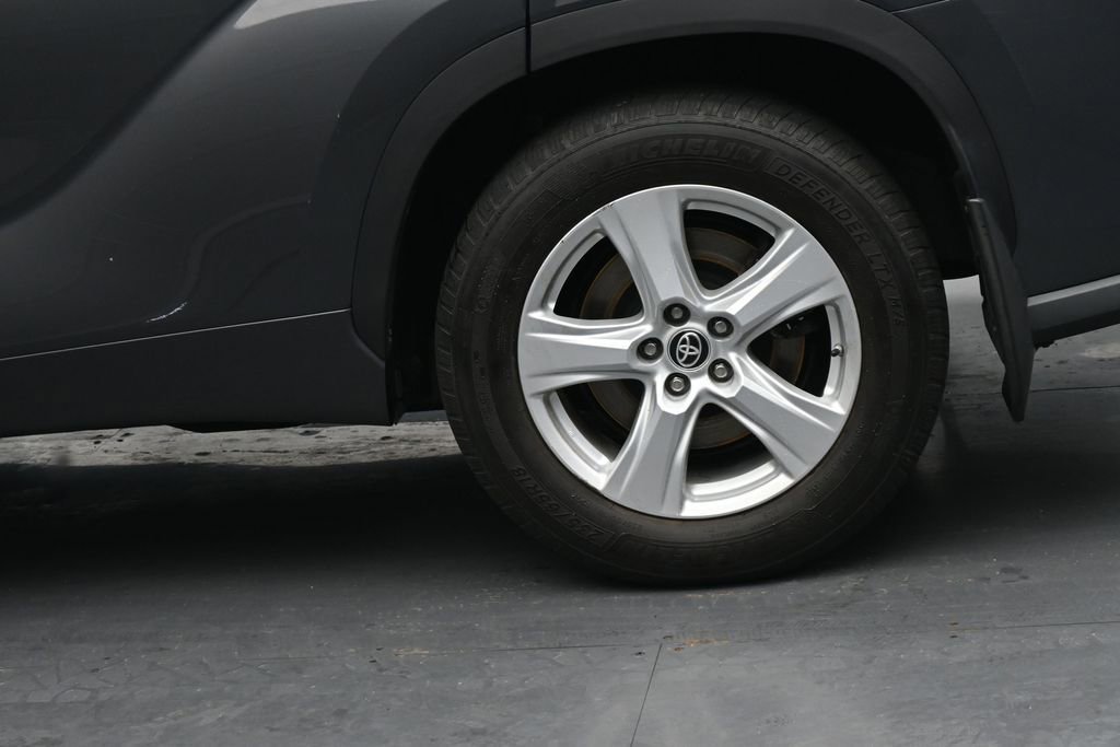 Used 2020 Toyota Highlander LE AWD/4WD image 13