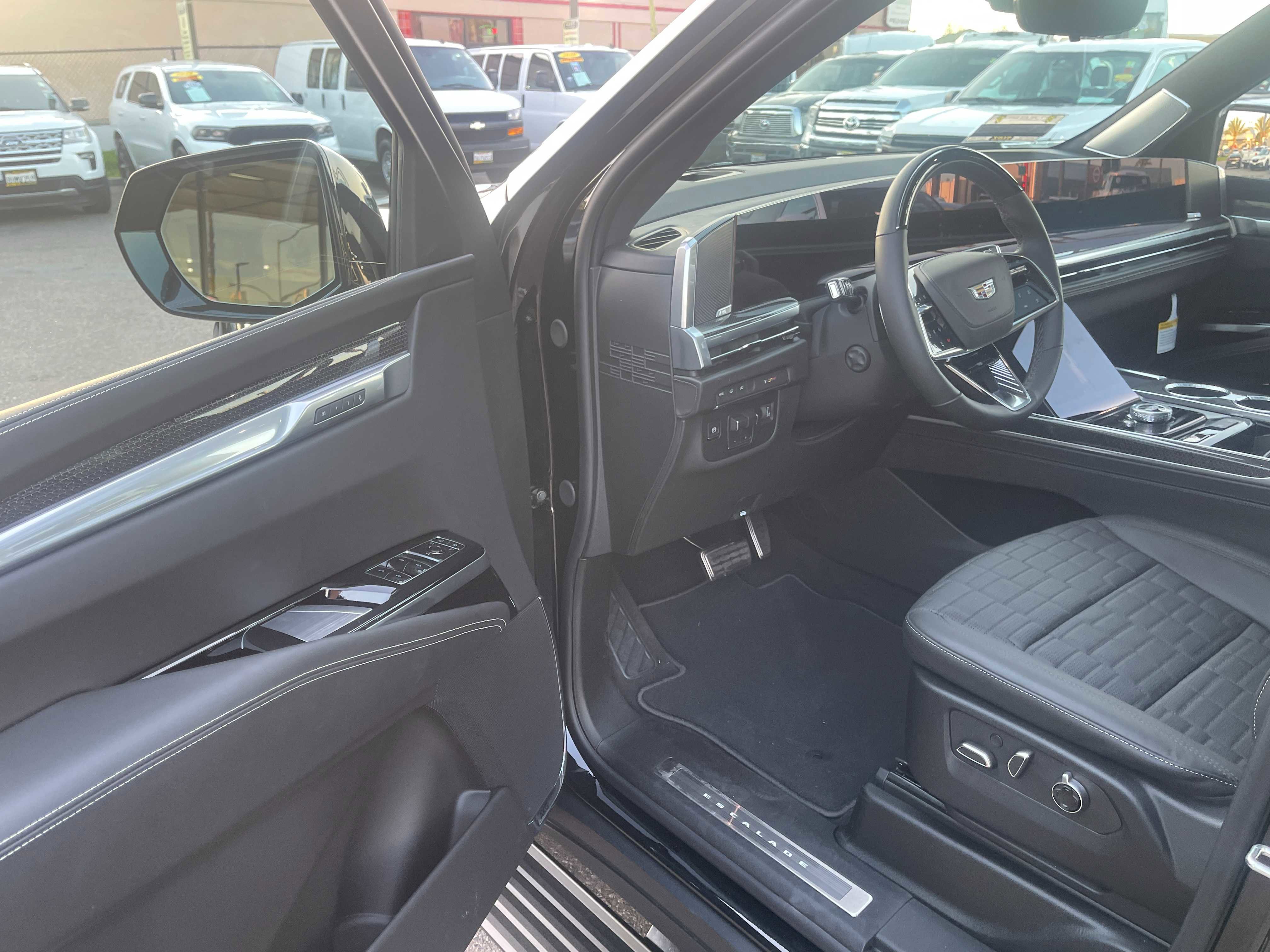 Used 2025 Cadillac Escalade ESV V image 26