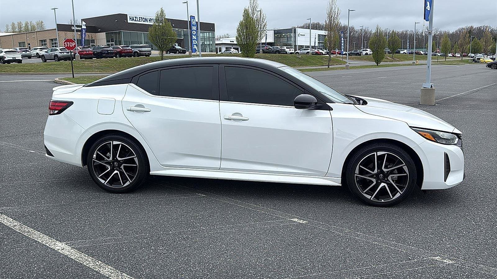 Used 2025 Nissan Sentra SR FWD image 3