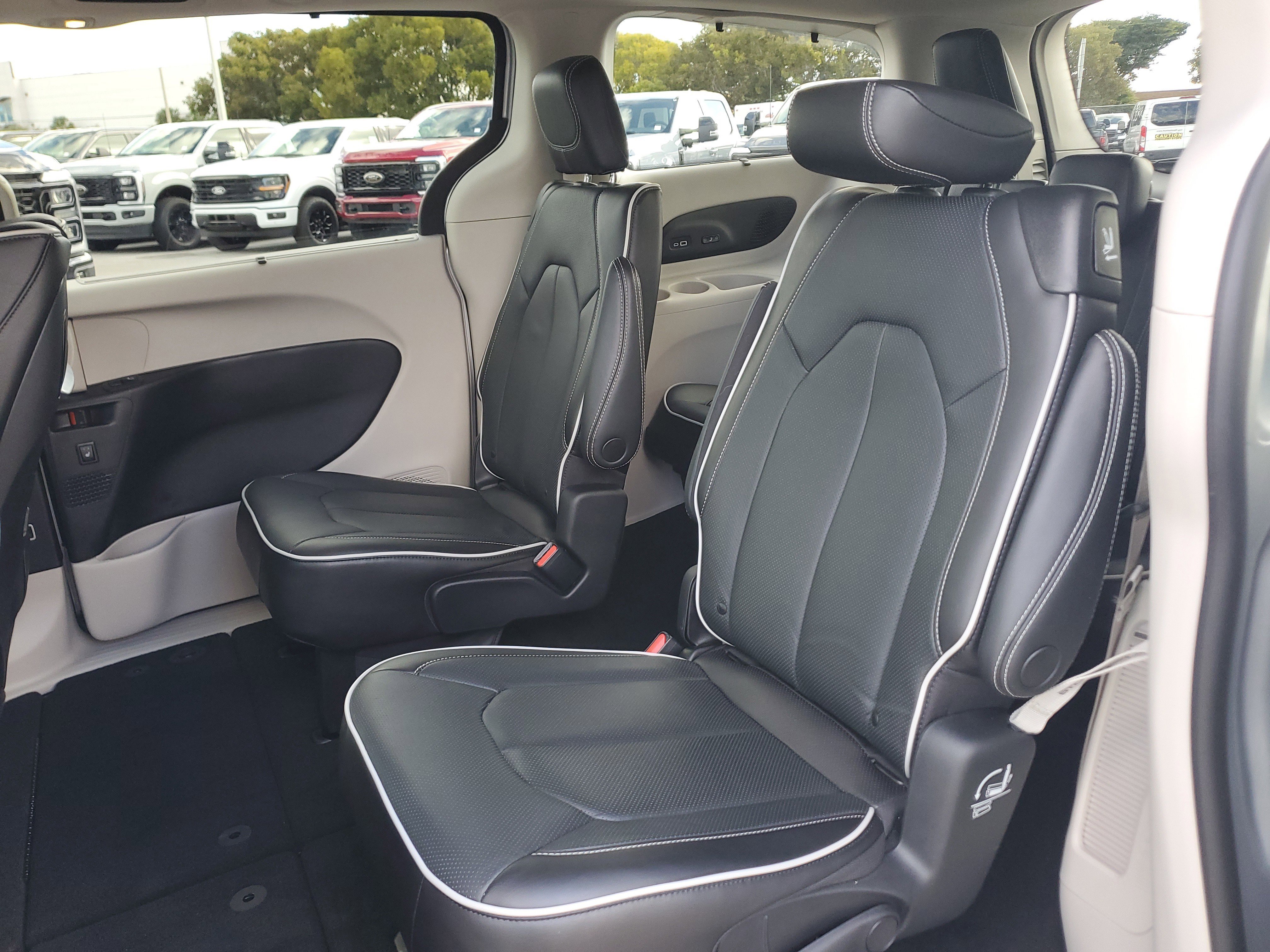 Used 2023 Chrysler Pacifica Limited w/ Uconnect Theater Family Group image 15