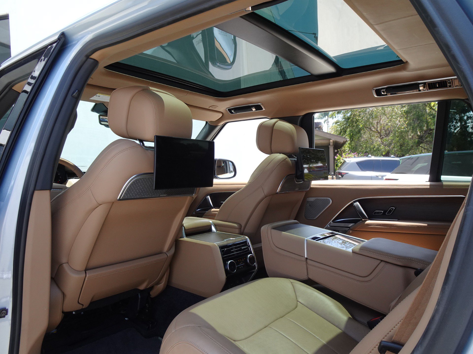 Used 2024 Land Rover Range Rover Long Wheelbase Autobiography AWD/4WD image 13