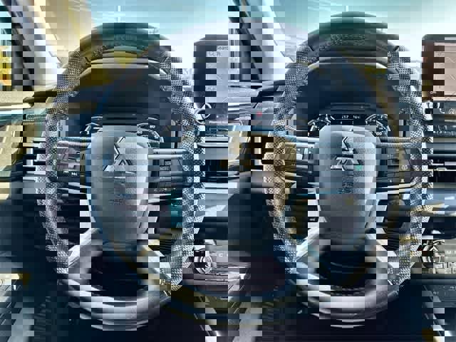 Used 2023 Mitsubishi Outlander SE image 23