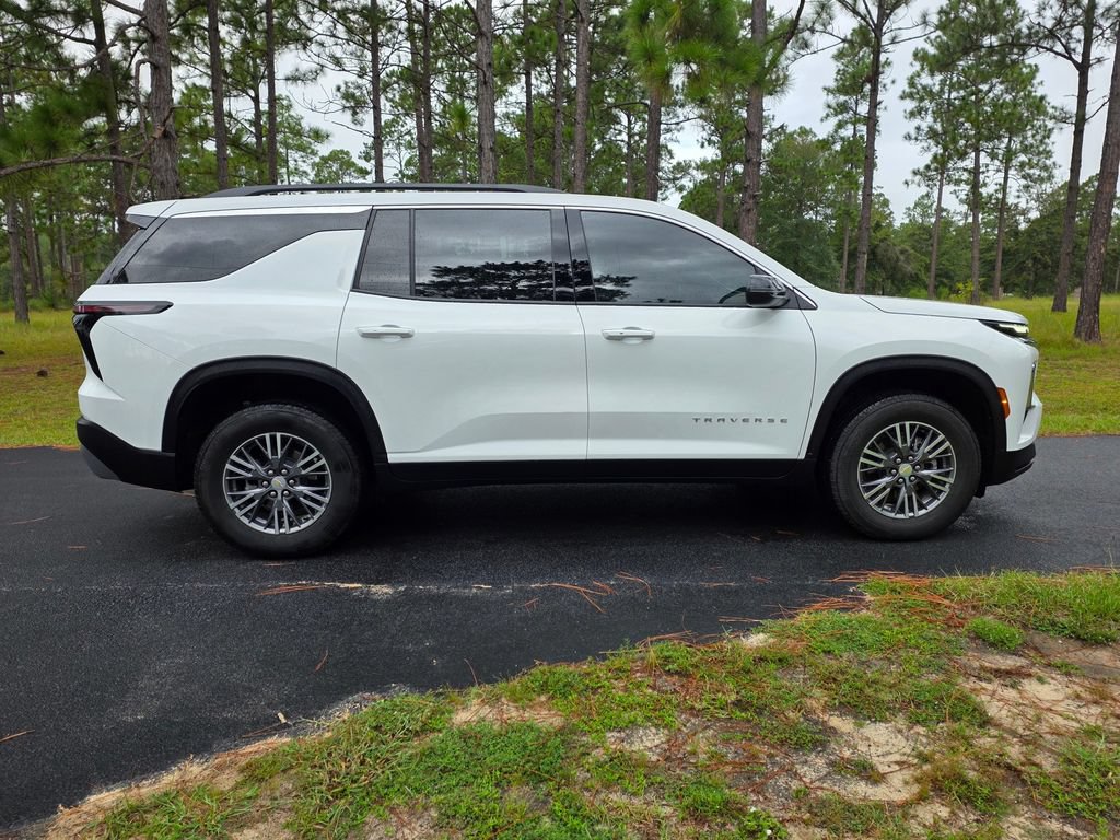 Used 2025 Chevrolet Traverse LT FWD image 6