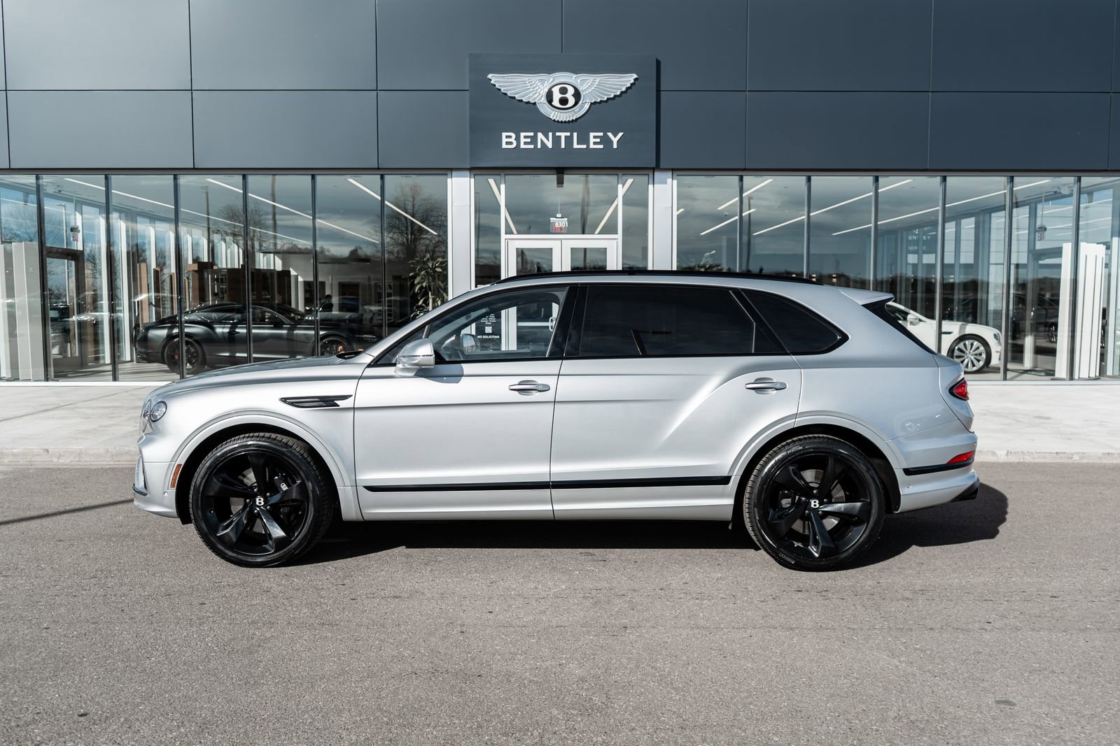 Used 2023 Bentley Bentayga Extended Wheelbase image 5