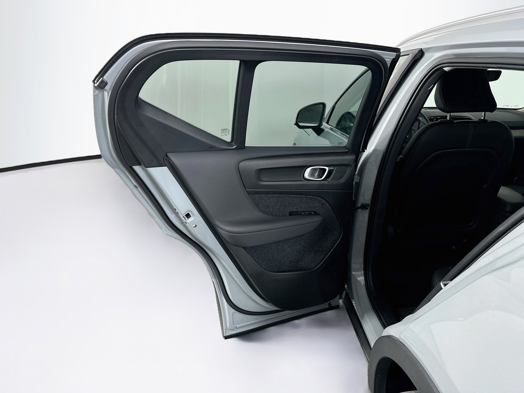 Used 2025 Volvo XC40 B5 Plus AWD/4WD image 28