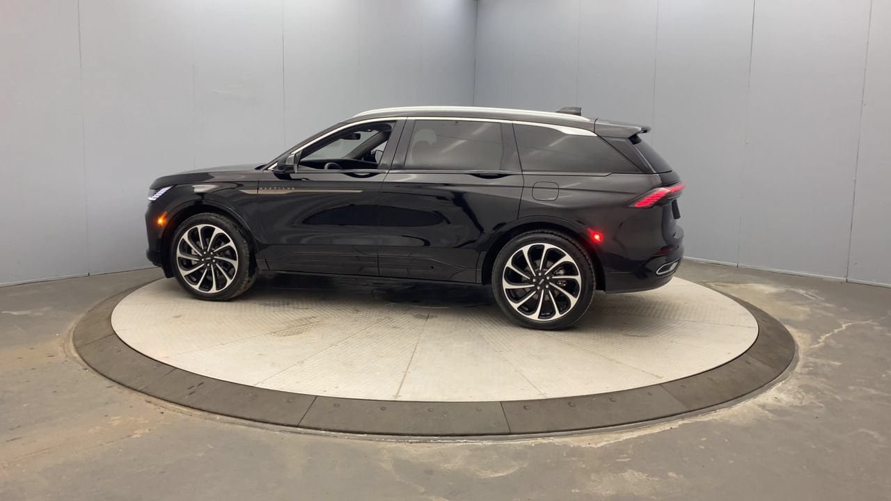 Used 2025 Lincoln Nautilus Black Label AWD/4WD image 2