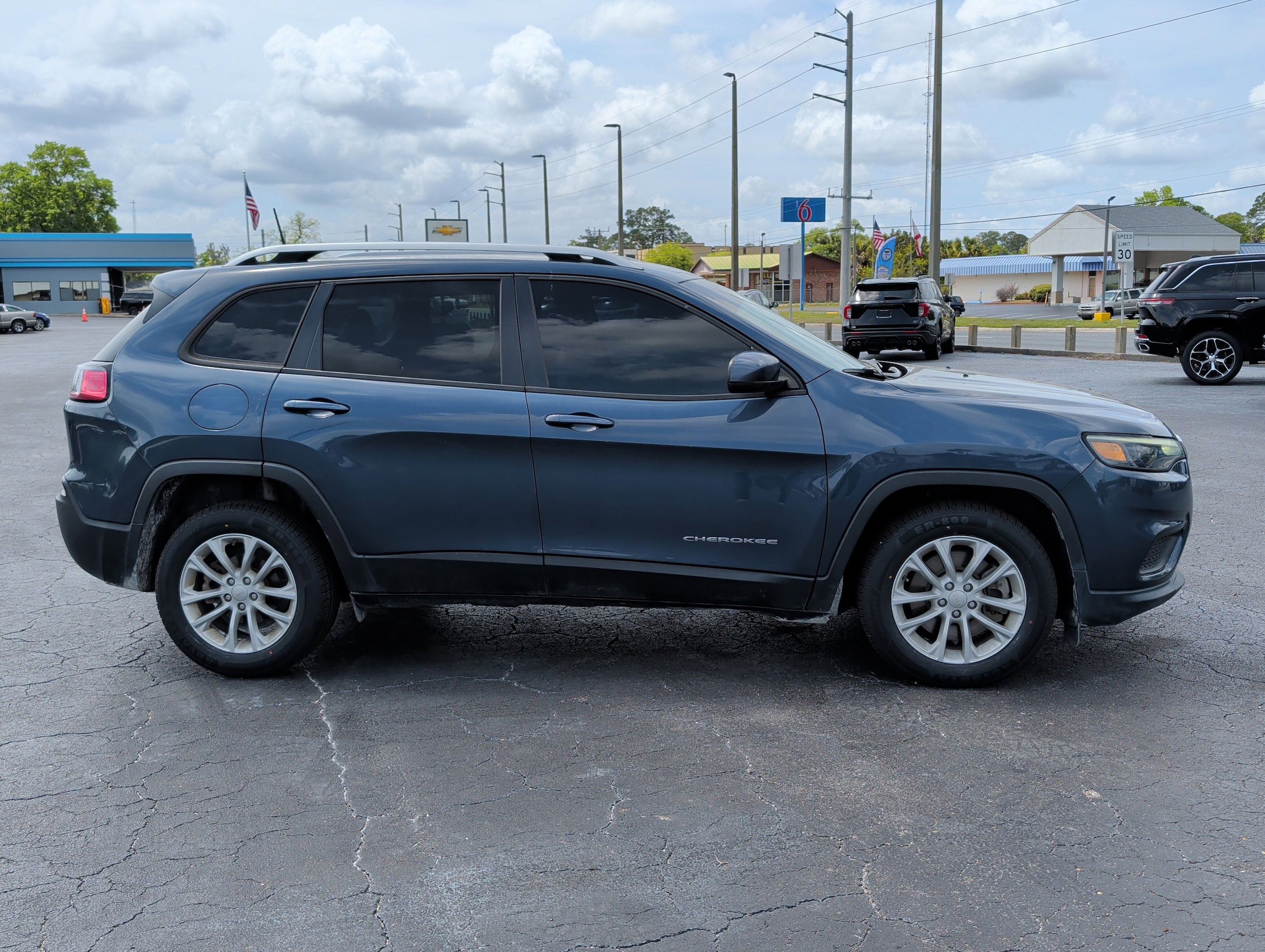 Used 2020 Jeep Cherokee Latitude FWD image 3