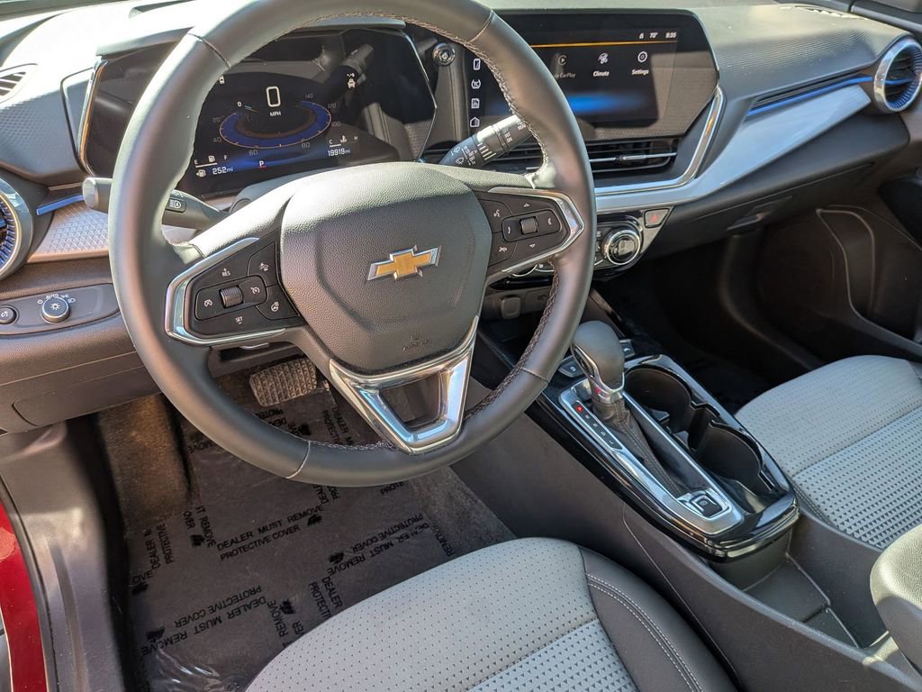 Used 2025 Chevrolet Trax LT w/ LT Convenience Package image 11