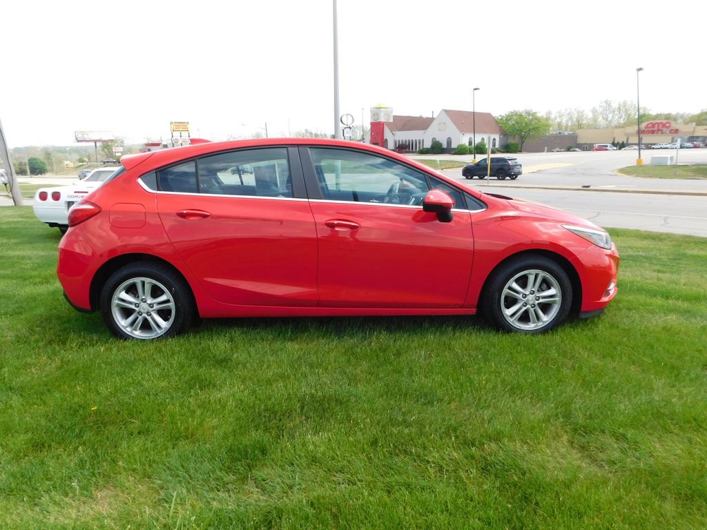 Used 2017 Chevrolet Cruze LT w/ Convenience Package FWD image 2