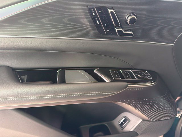 Used 2025 Cadillac Lyriq Luxury AWD/4WD image 19