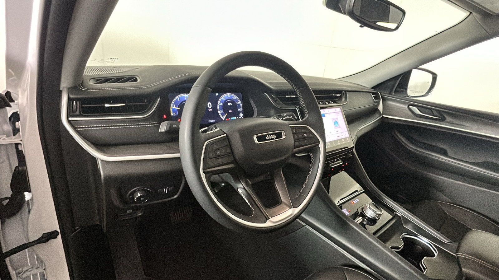 Used 2023 Jeep Grand Cherokee Limited AWD/4WD image 16