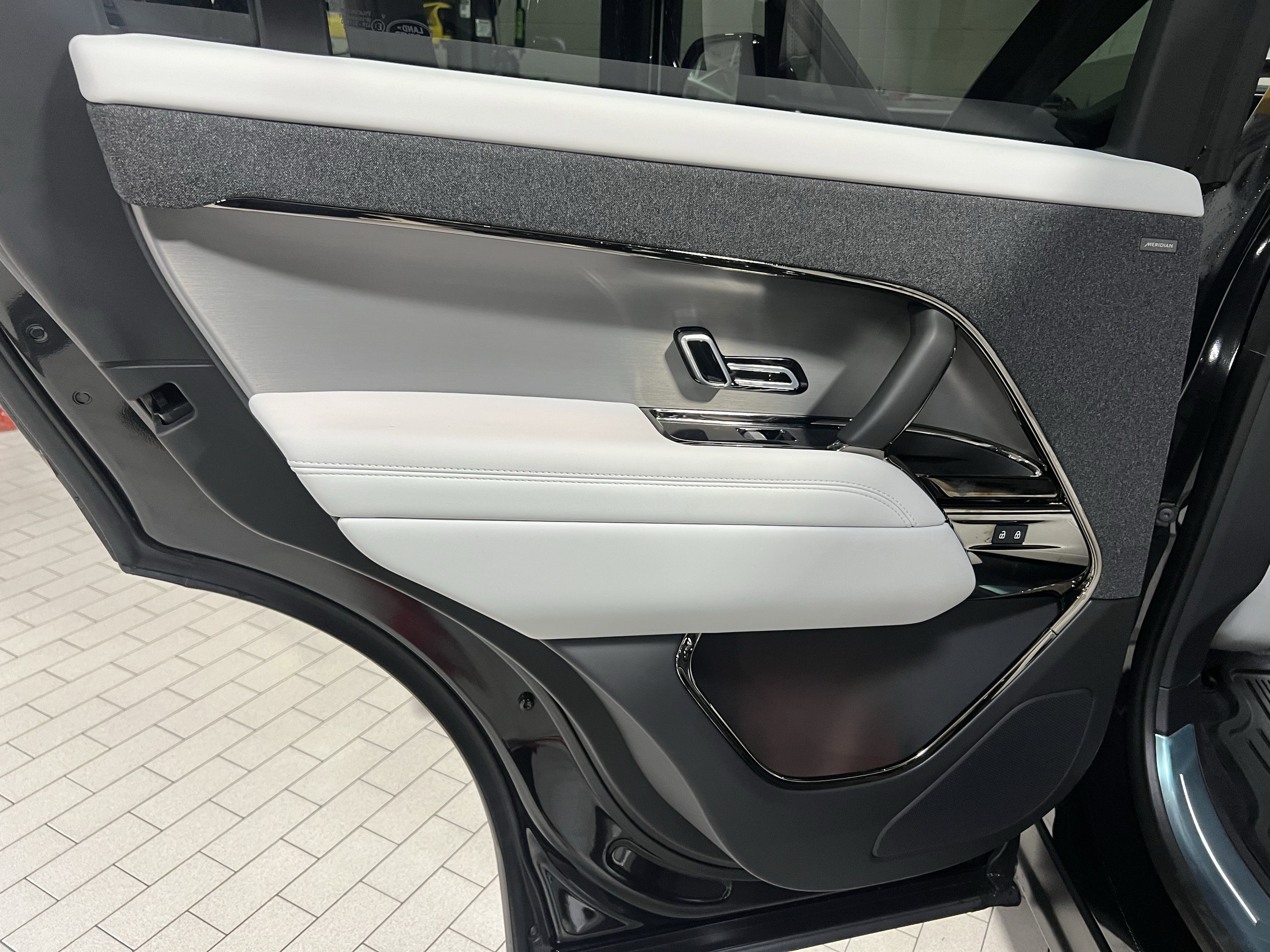 Used 2025 Land Rover Range Rover Sport AWD/4WD image 28