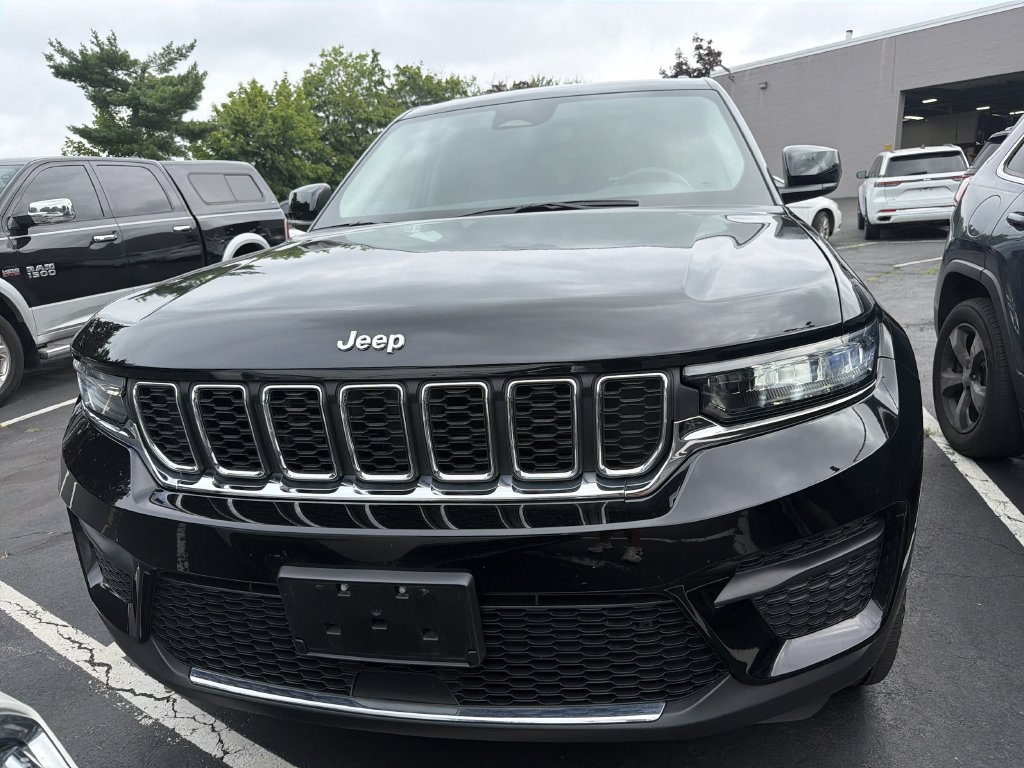 Used 2023 Jeep Grand Cherokee Laredo w/ Luxury Tech Group I AWD/4WD image 2