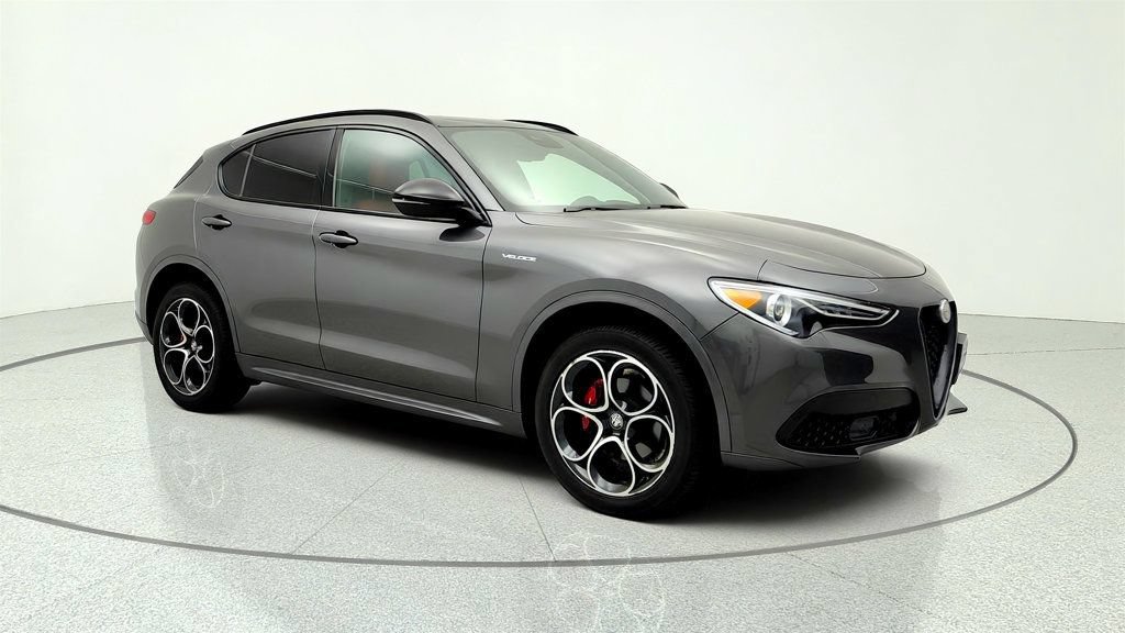Used 2022 Alfa Romeo Stelvio Veloce AWD/4WD image 3
