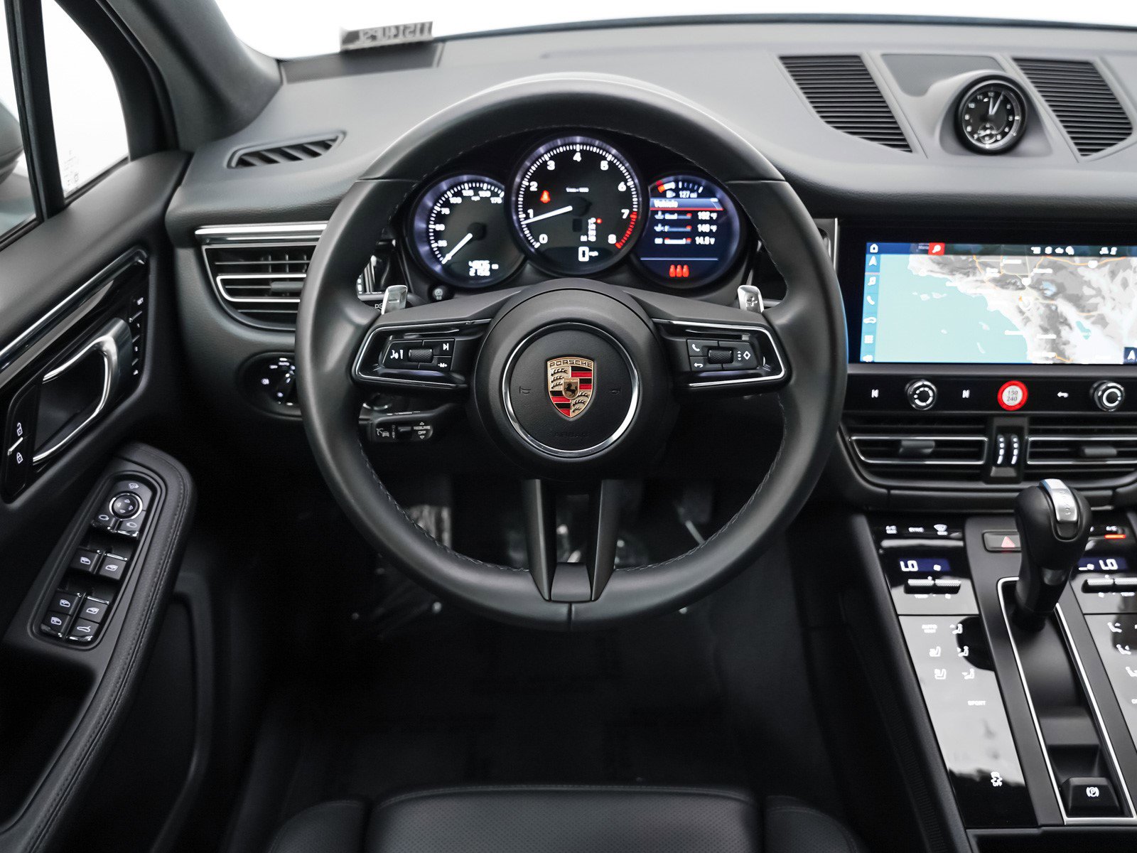 Certified 2025 Porsche Macan image 16