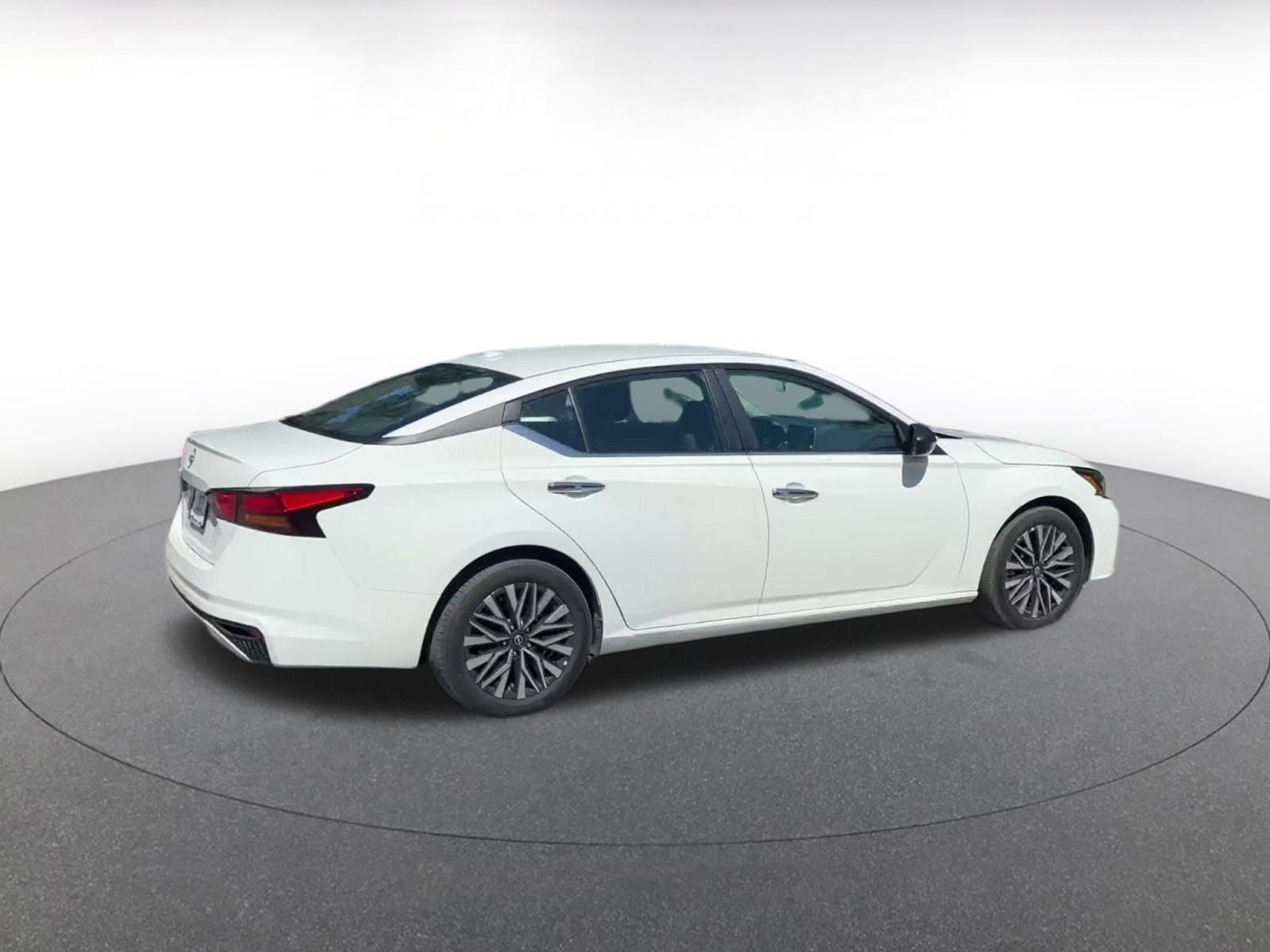 Used 2025 Nissan Altima 2.5 SV FWD image 11
