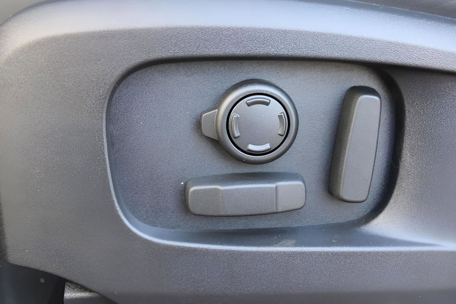 New 2025 Land Rover Defender 110 X-Dynamic SE image 26