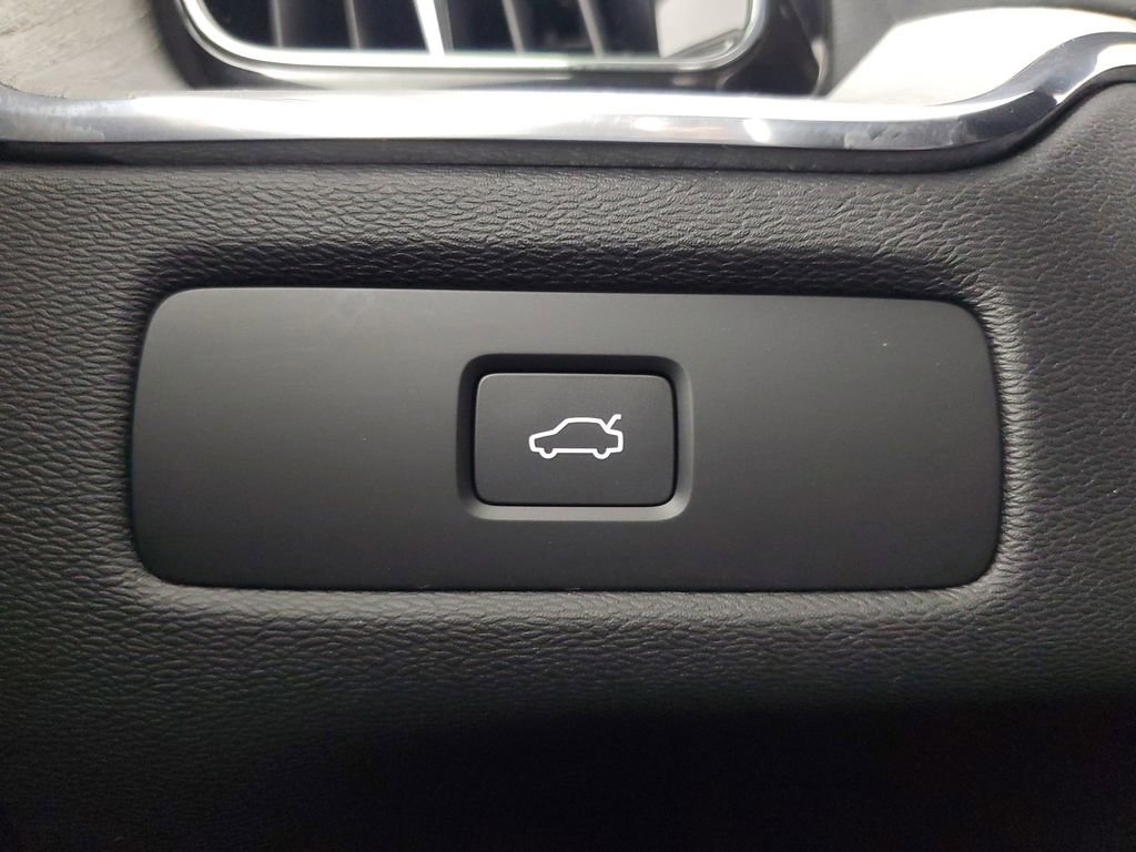 Used 2025 Volvo XC60 B5 Plus AWD/4WD image 38