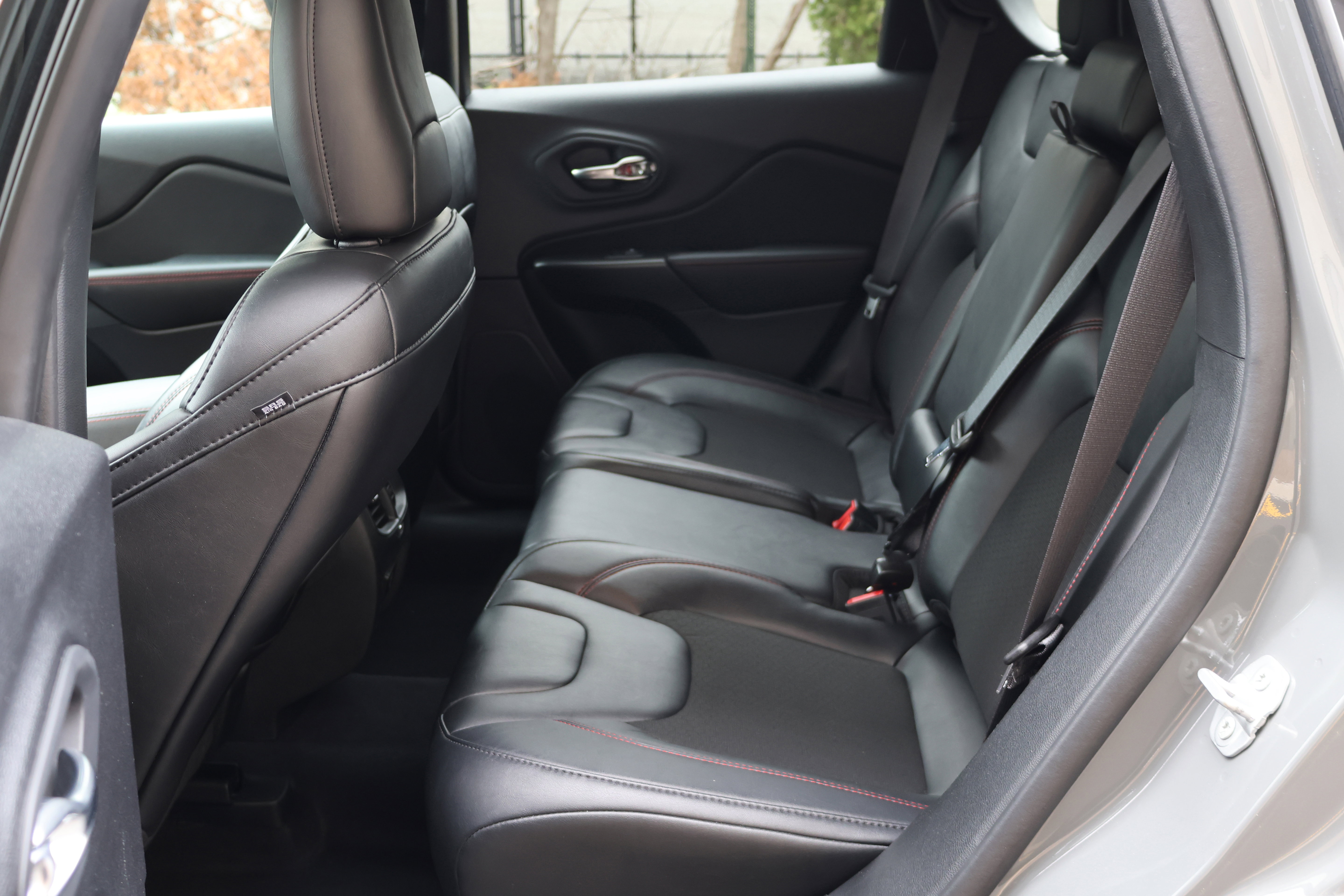 Used 2022 Jeep Cherokee Trailhawk AWD/4WD image 15