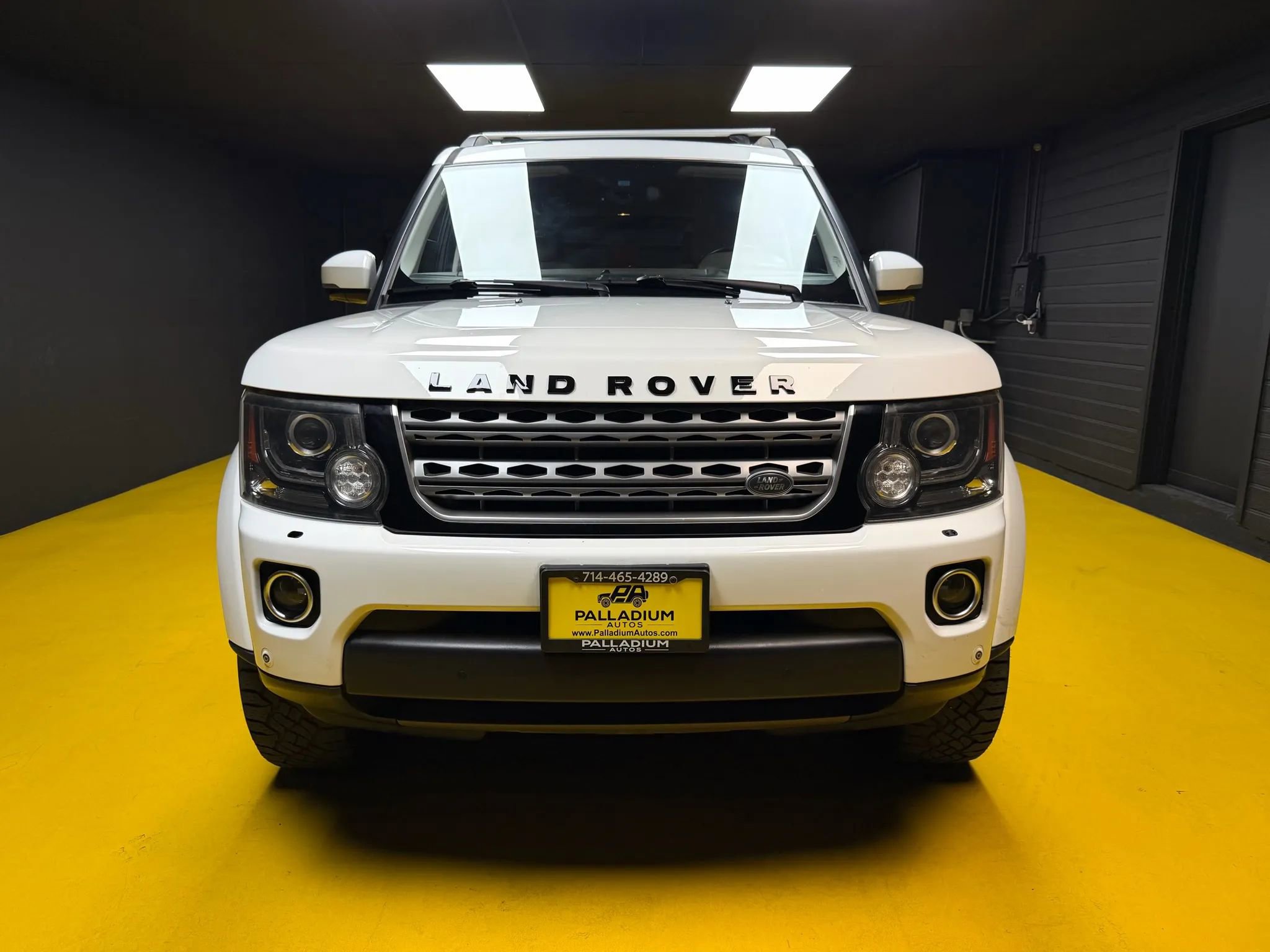 Used 2015 Land Rover LR4 HSE image 2