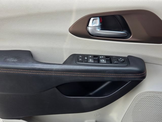 Used 2017 Chrysler Pacifica Touring FWD image 29