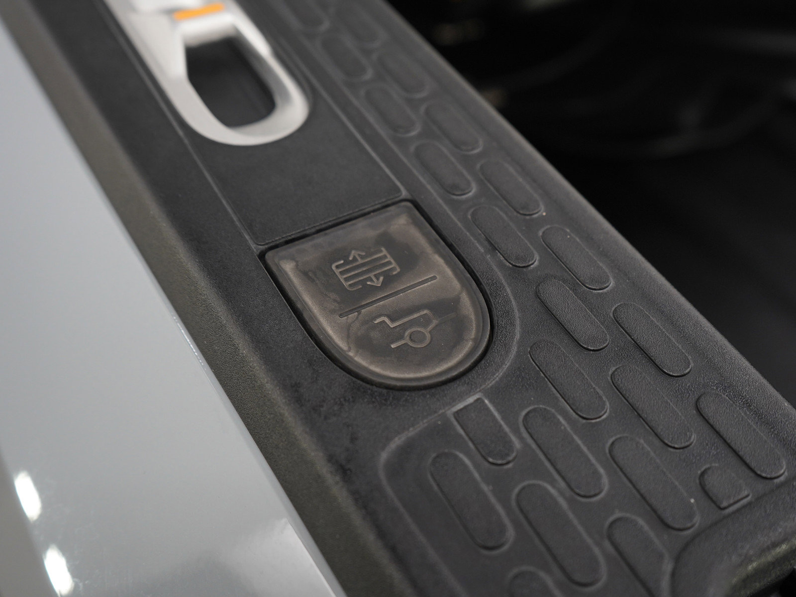 Used 2025 Rivian R1T Adventure image 12