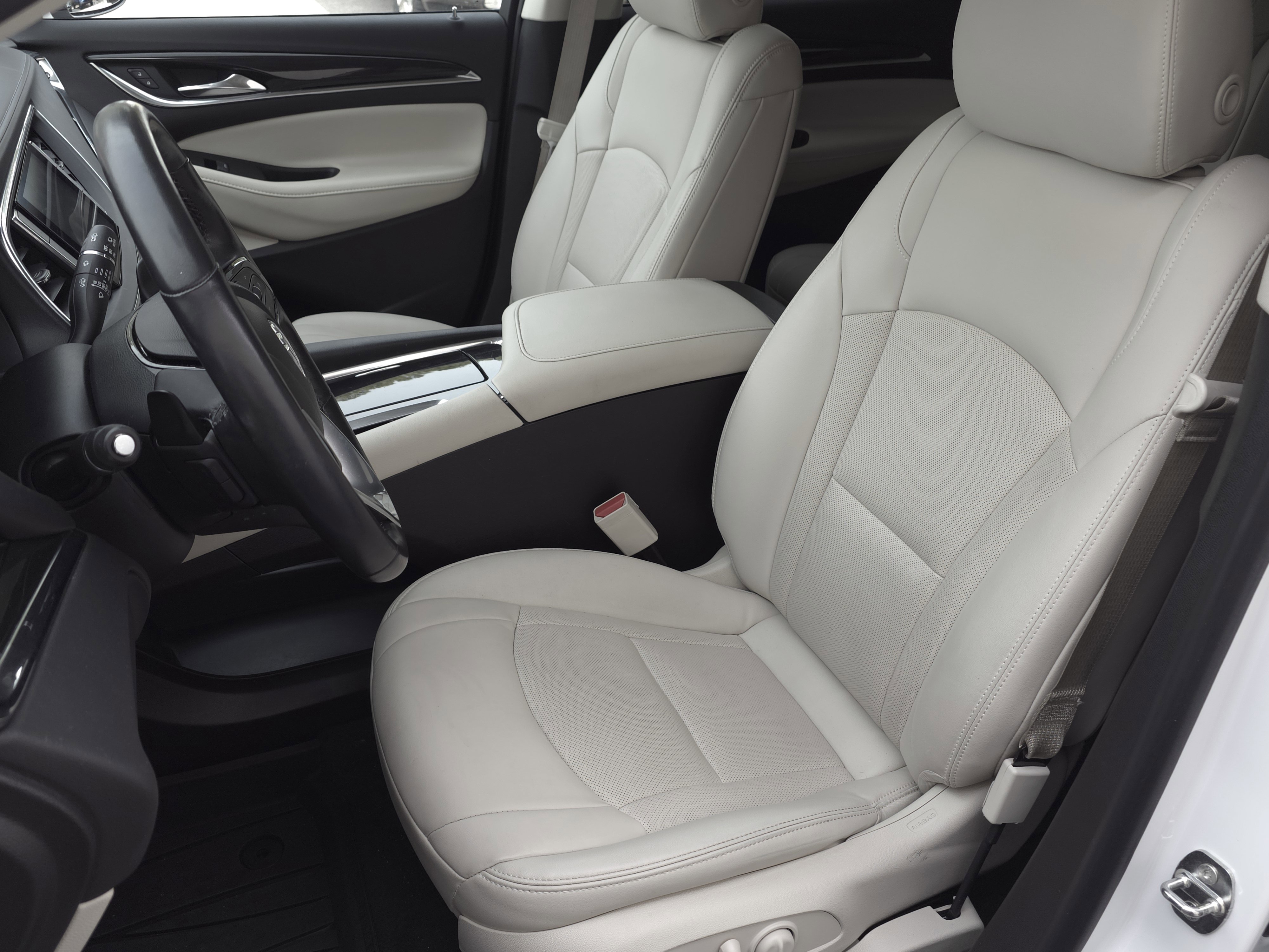 Used 2023 Buick Enclave Essence image 10