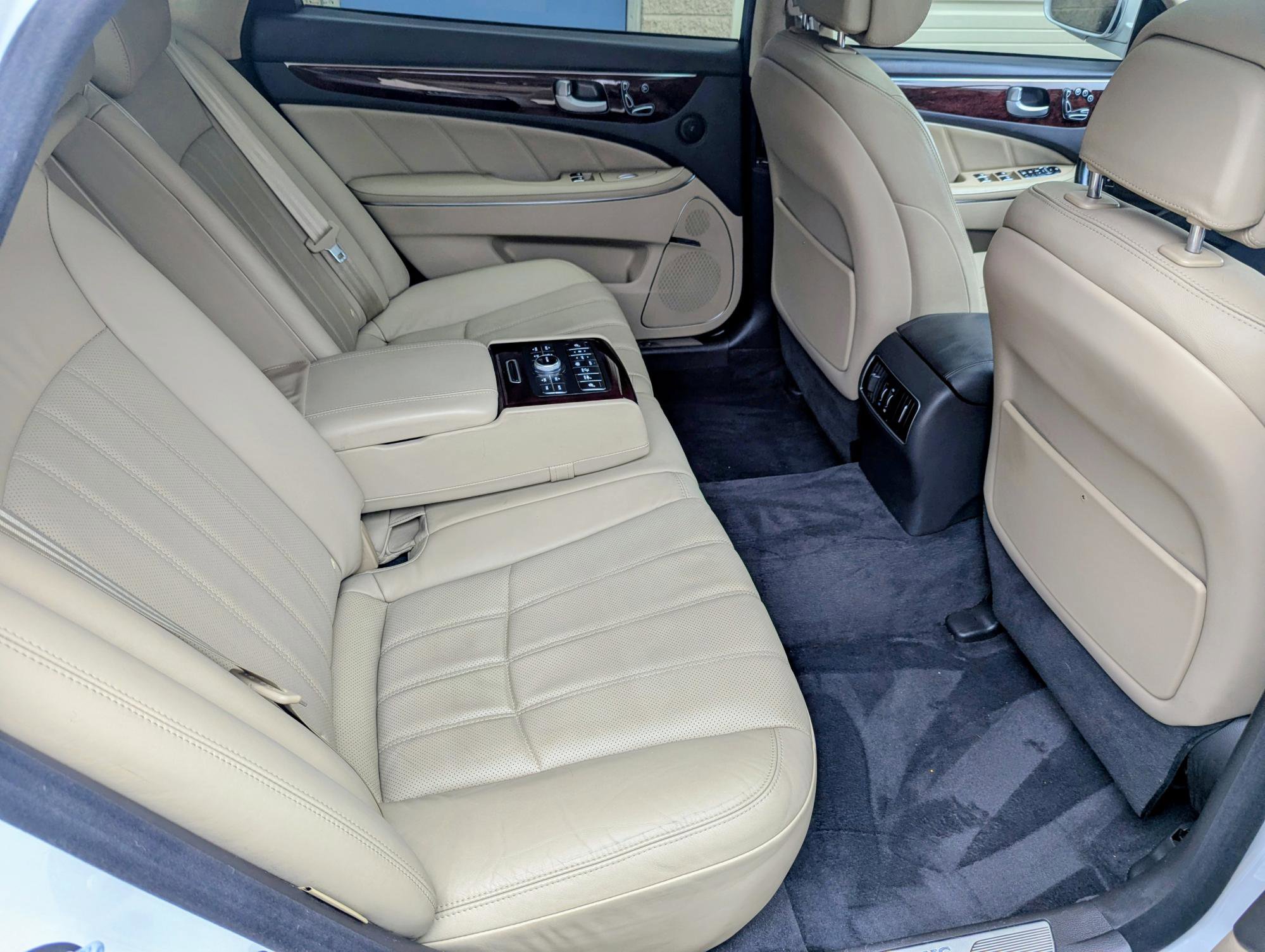 Used 2013 Hyundai Equus Signature RWD image 9