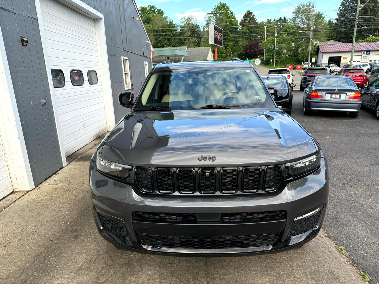 Used 2022 Jeep Grand Cherokee L Limited w/ Luxury Tech Group II image 2