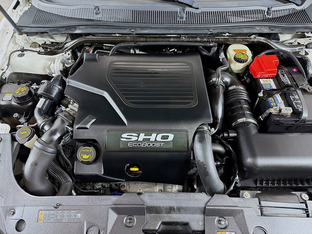 Used 2016 Ford Taurus SHO image 13