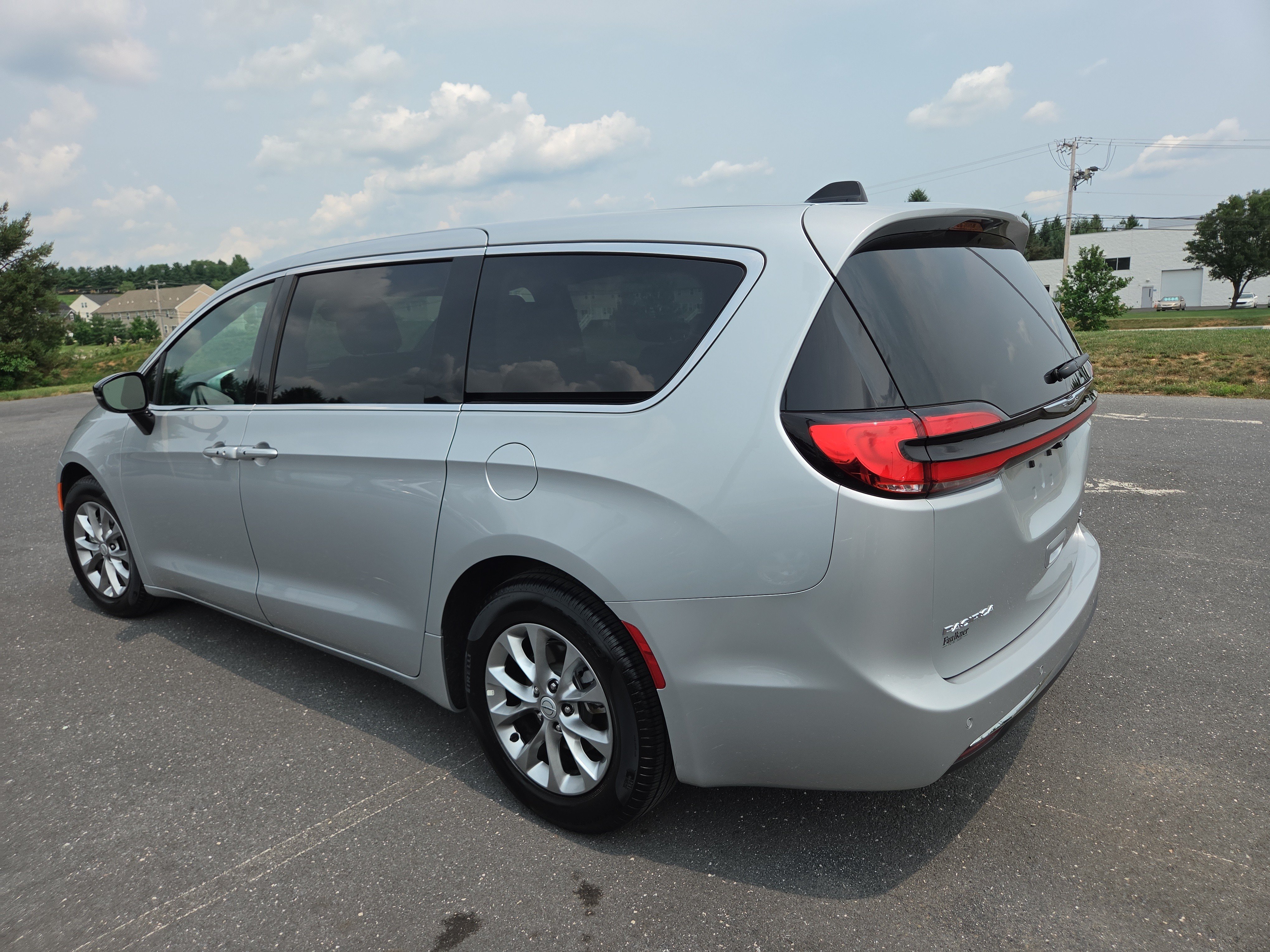 Used 2026 Chrysler Pacifica Limited FWD image 12