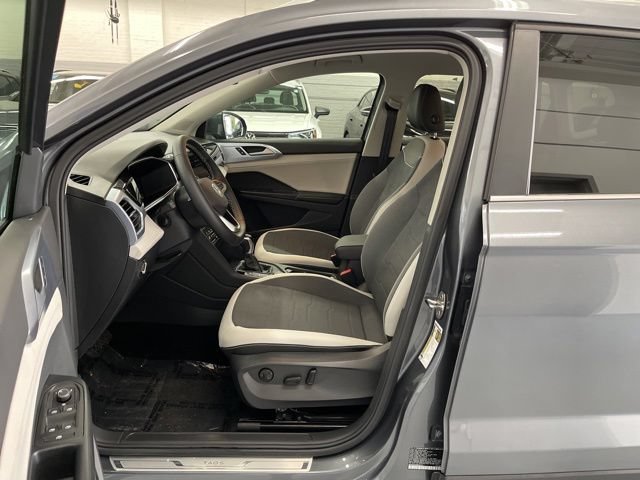 Used 2025 Volkswagen Taos SE AWD/4WD image 7