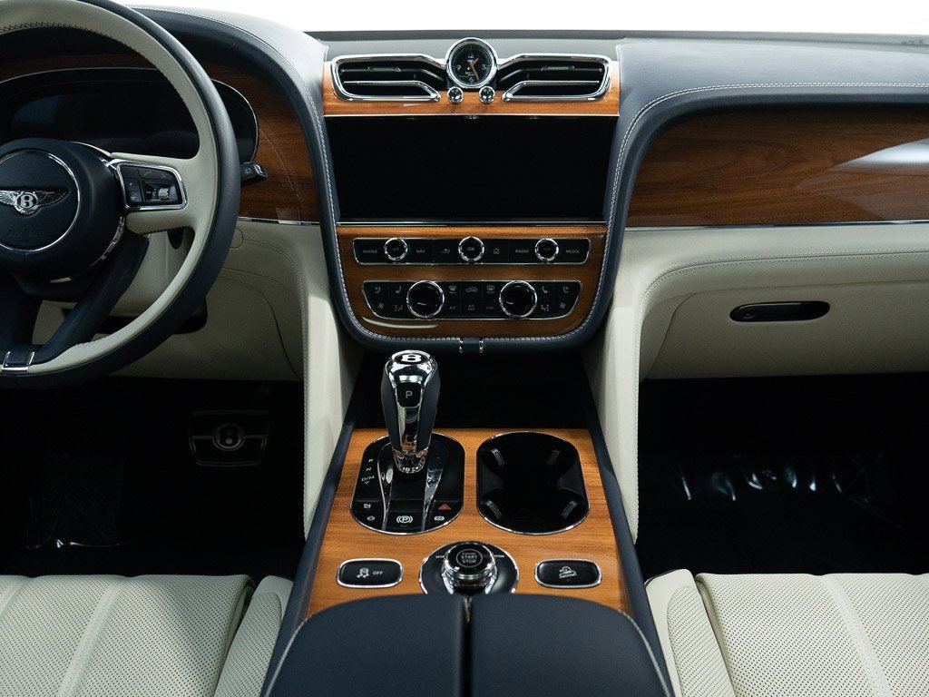 Used 2025 Bentley Bentayga image 32