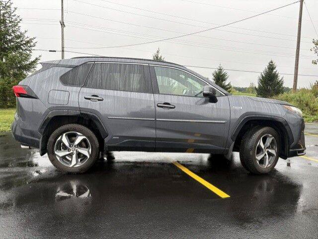 Used 2022 Toyota RAV4 SE w/ Weather & Moonroof Package AWD/4WD image 16
