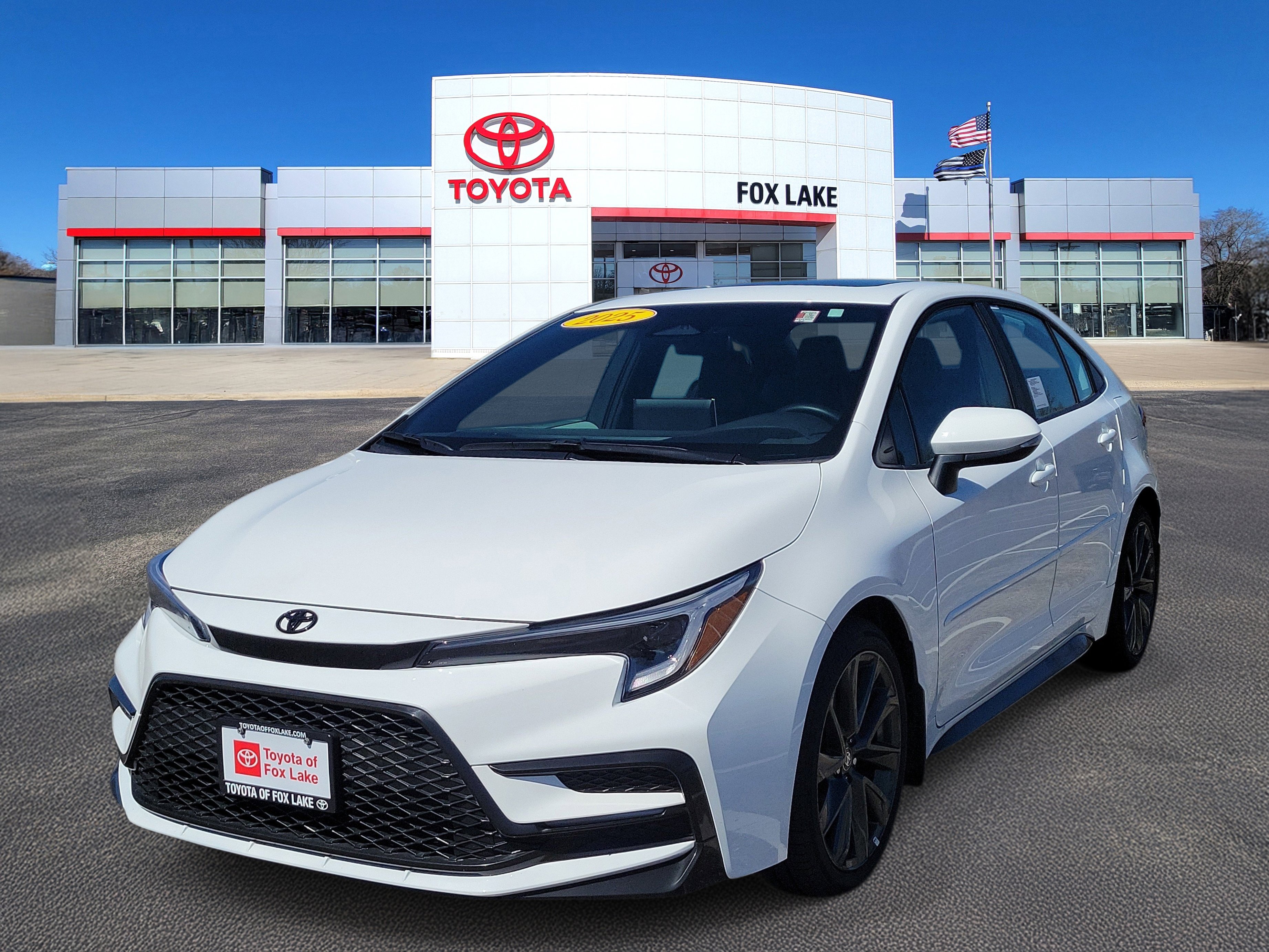 Used 2025 Toyota Corolla SE w/ SE Premium Package image 2