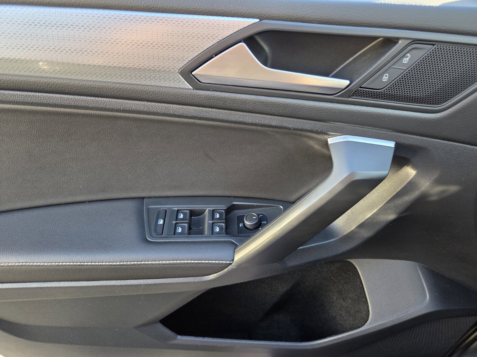 Used 2024 Volkswagen Tiguan S image 27